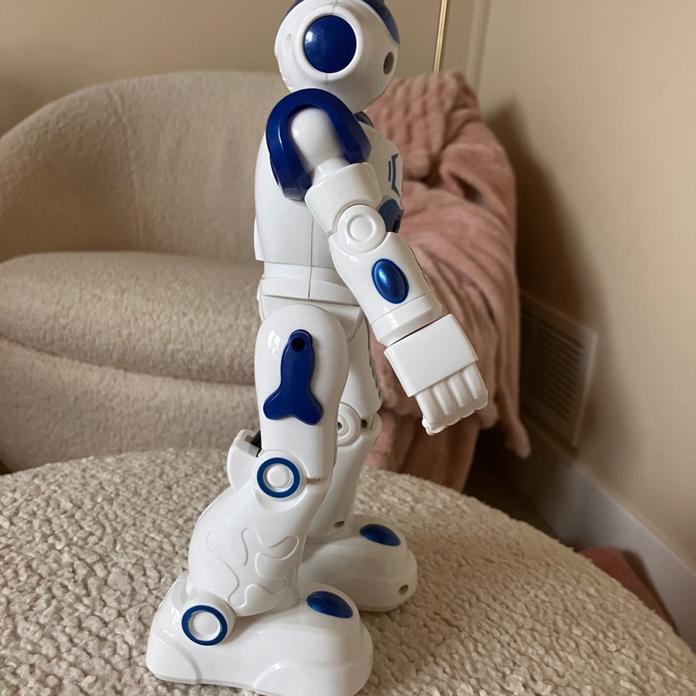 RC Interactive Robot - Picture 4 of 5